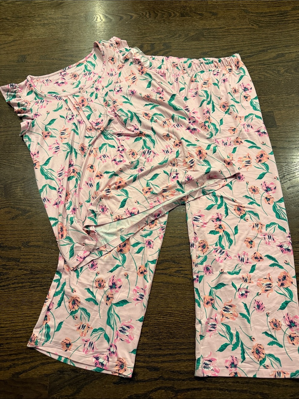 Woman’s xs lounge  Pink Floral Pajama Set - Soft Short Sleeve Top & capris nwot
